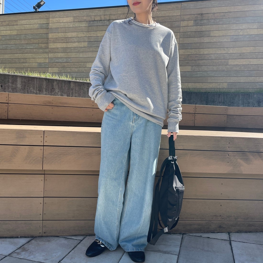 FRED PERRY [フレッドペリー] 別注 ツインティップライン ワンポイントロゴ刺繍クルーネックスウェット [FPM-24A-004-JF] STEEL MARL &&モデル身長：160cm 着用サイズ：S&&