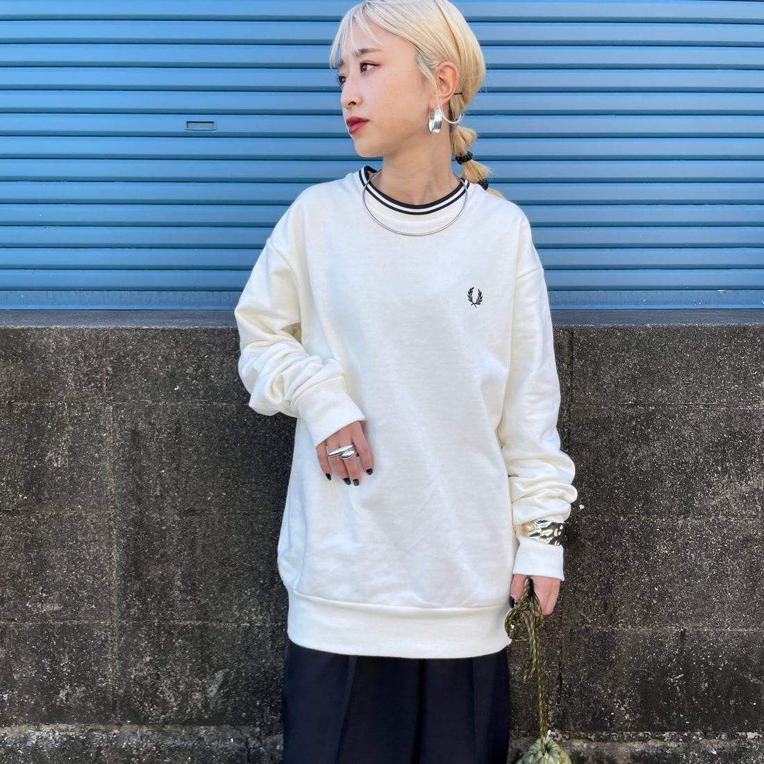 FRED PERRY [フレッドペリー] 別注 ツインティップライン ワンポイントロゴ刺繍クルーネックスウェット [FPM-24A-004-JF] ECRU &&モデル身長：150cm 着用サイズ：S&&