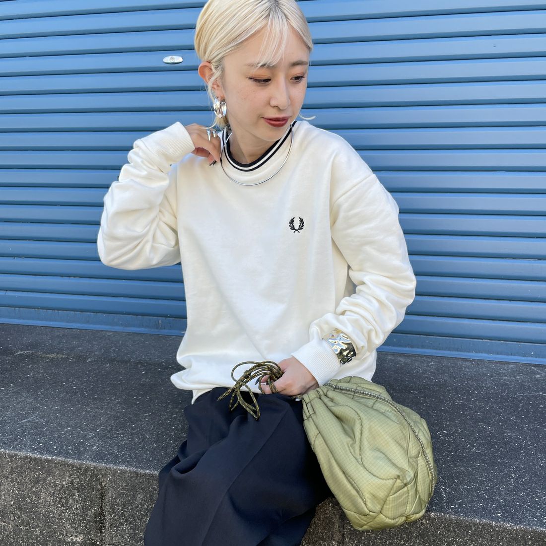 FRED PERRY [フレッドペリー] 別注 ツインティップライン ワンポイントロゴ刺繍クルーネックスウェット [FPM-24A-004-JF] ECRU &&モデル身長：150cm 着用サイズ：S&&