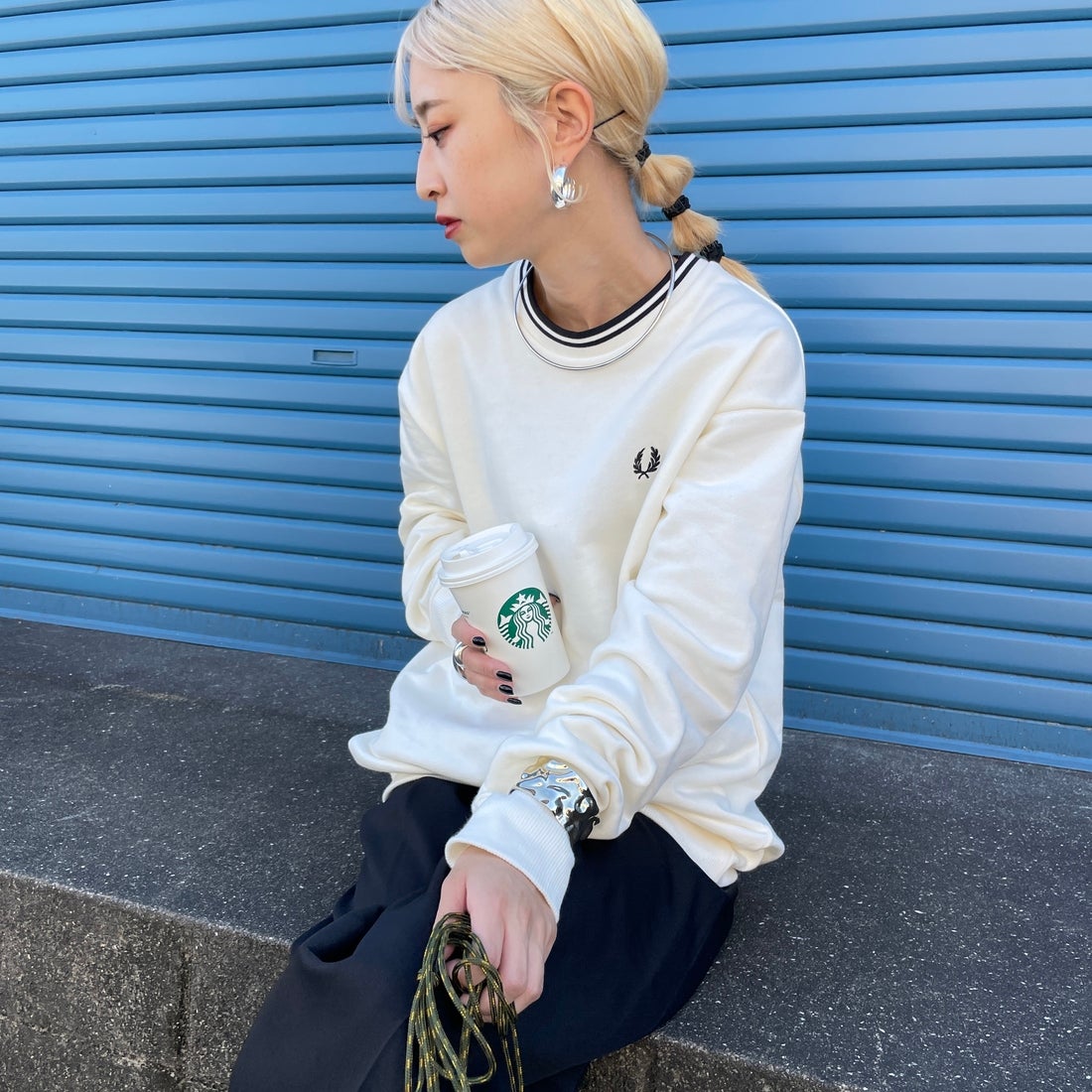 FRED PERRY [フレッドペリー] 別注 ツインティップライン ワンポイントロゴ刺繍クルーネックスウェット [FPM-24A-004-JF] ECRU &&モデル身長：150cm 着用サイズ：S&&