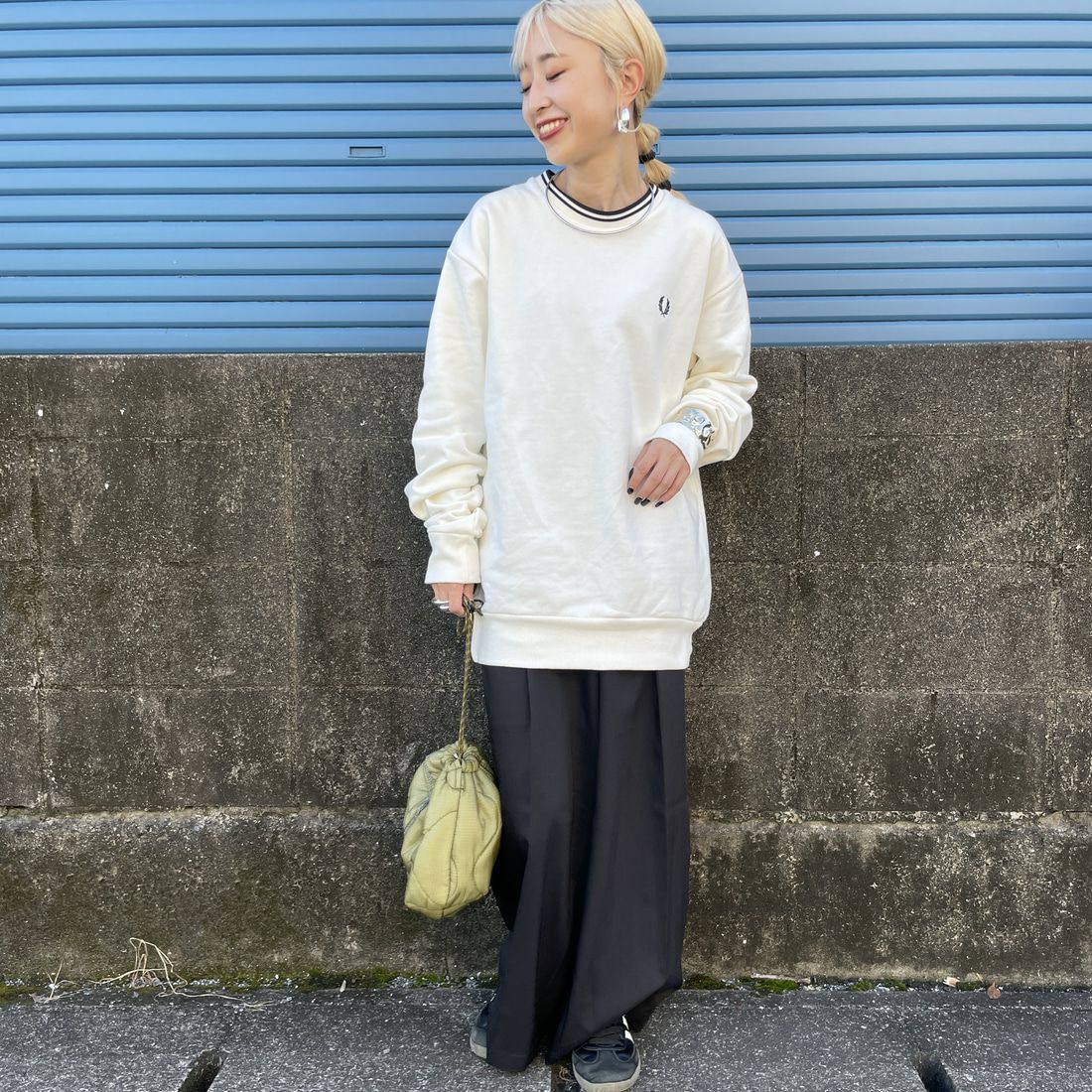 FRED PERRY [フレッドペリー] 別注 ツインティップライン ワンポイントロゴ刺繍クルーネックスウェット [FPM-24A-004-JF] ECRU &&モデル身長：150cm 着用サイズ：S&&