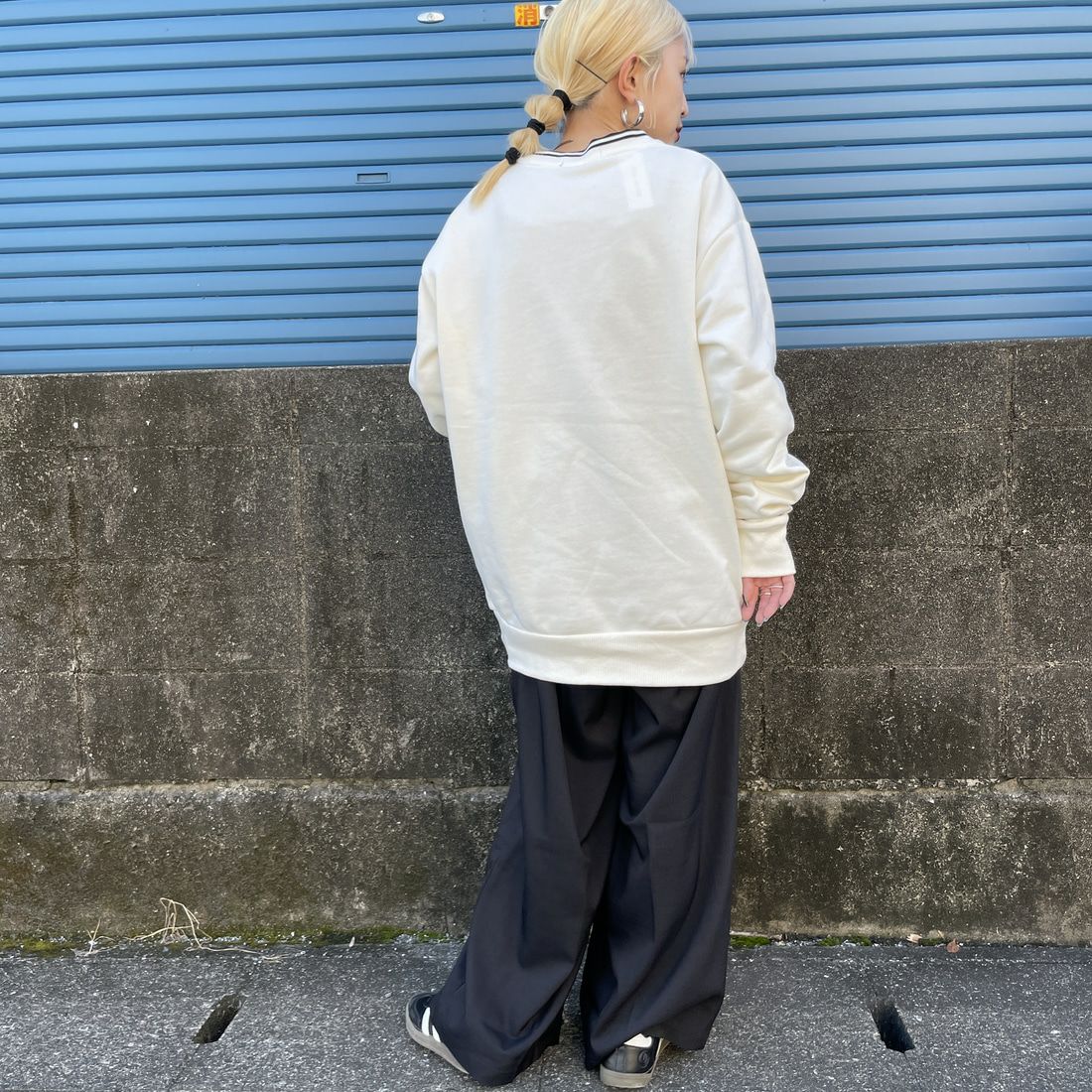 FRED PERRY [フレッドペリー] 別注 ツインティップライン ワンポイントロゴ刺繍クルーネックスウェット [FPM-24A-004-JF] ECRU &&モデル身長：150cm 着用サイズ：S&&