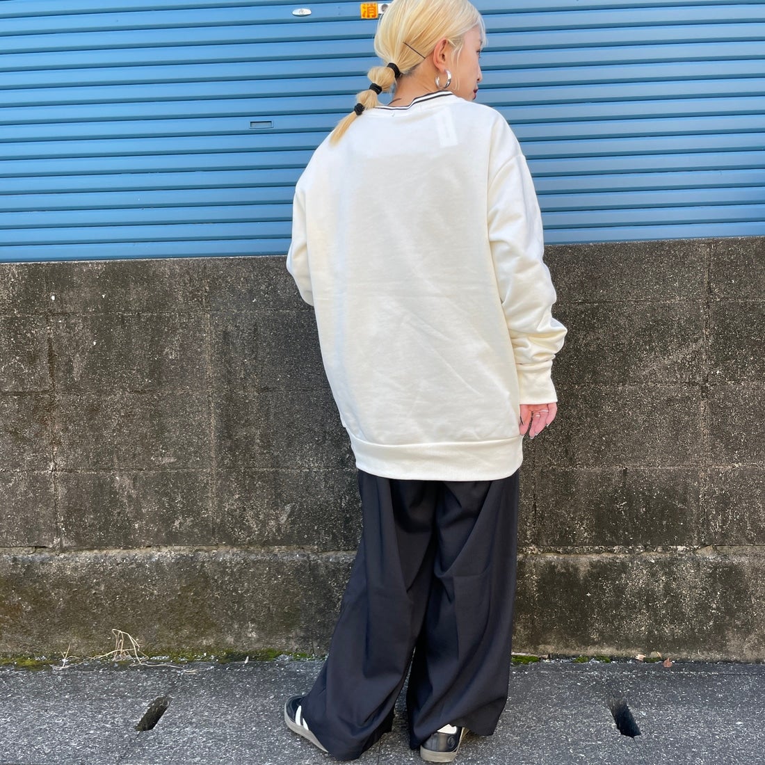 FRED PERRY [フレッドペリー] 別注 ツインティップライン ワンポイントロゴ刺繍クルーネックスウェット [FPM-24A-004-JF] ECRU &&モデル身長：150cm 着用サイズ：S&&