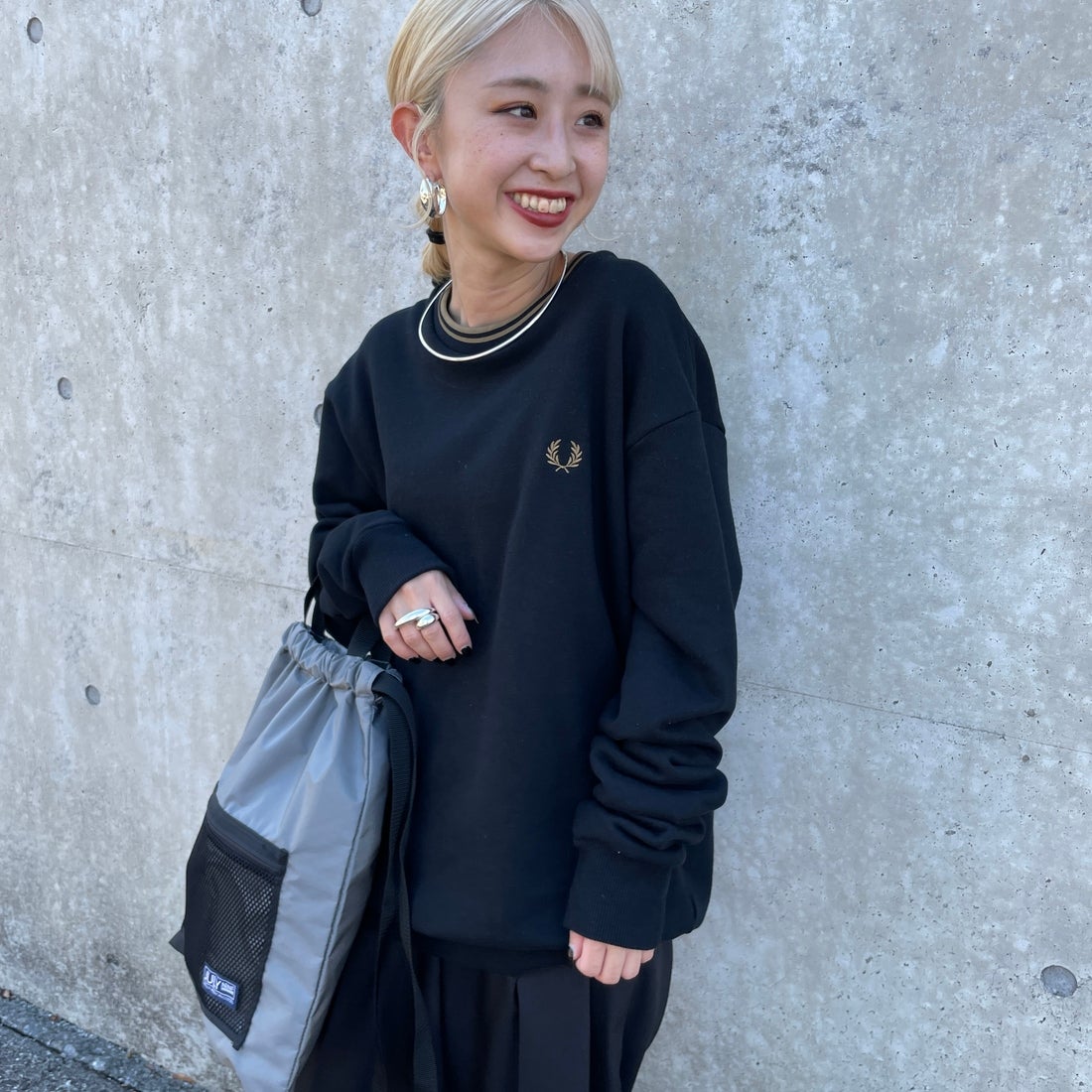 FRED PERRY [フレッドペリー] 別注 ツインティップライン ワンポイントロゴ刺繍クルーネックスウェット [FPM-24A-004-JF] BLACK &&モデル身長：150cm 着用サイズ：S&&
