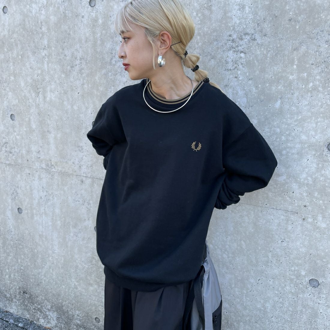 FRED PERRY [フレッドペリー] 別注 ツインティップライン ワンポイントロゴ刺繍クルーネックスウェット [FPM-24A-004-JF] BLACK &&モデル身長：150cm 着用サイズ：S&&