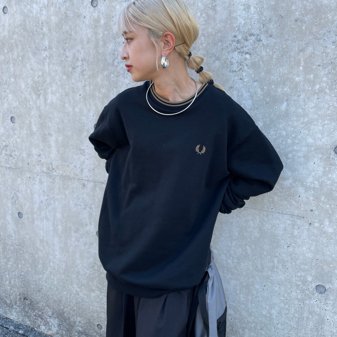 FRED PERRY [フレッドペリー] 別注 ツインティップライン ワンポイントロゴ刺繍クルーネックスウェット [FPM-24A-004-JF] BLACK &&モデル身長：150cm 着用サイズ：S&&
