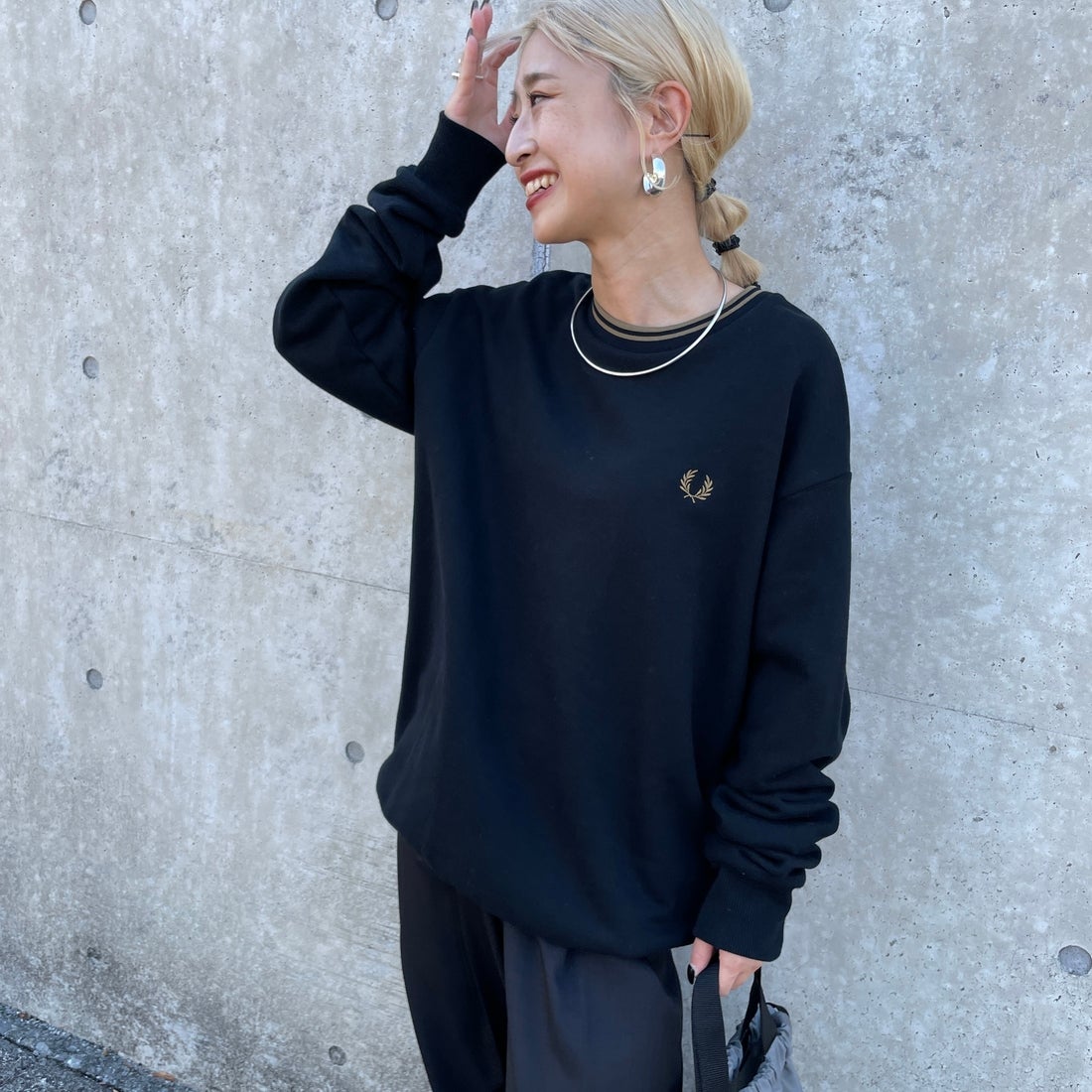 FRED PERRY [フレッドペリー] 別注 ツインティップライン ワンポイントロゴ刺繍クルーネックスウェット [FPM-24A-004-JF] BLACK &&モデル身長：150cm 着用サイズ：S&&