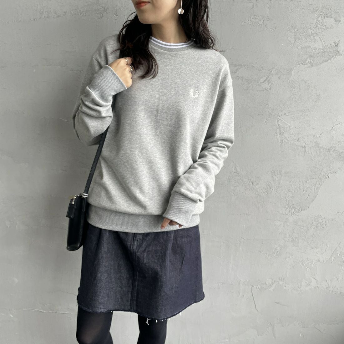 FRED PERRY [フレッドペリー] 別注 ツインティップライン ワンポイントロゴ刺繍クルーネックスウェット [FPM-24A-004-JF] STEEL MARL &&モデル身長：160cm 着用サイズ：S&&