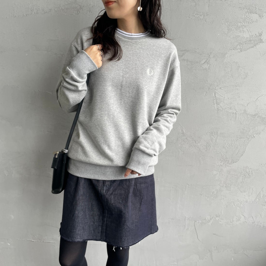 FRED PERRY [フレッドペリー] 別注 ツインティップライン ワンポイントロゴ刺繍クルーネックスウェット [FPM-24A-004-JF] STEEL MARL &&モデル身長：160cm 着用サイズ：S&&