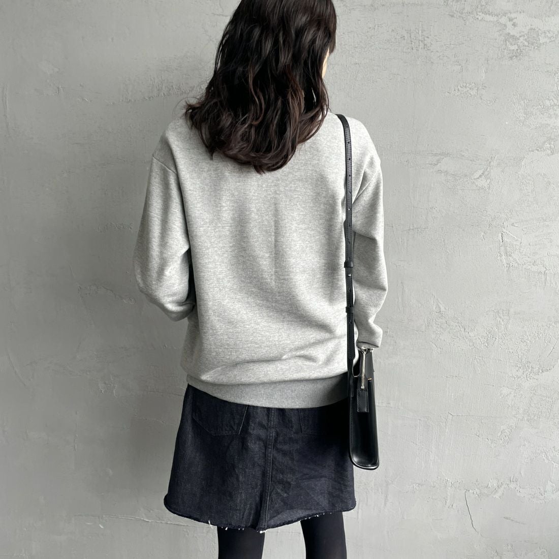 FRED PERRY [フレッドペリー] 別注 ツインティップライン ワンポイントロゴ刺繍クルーネックスウェット [FPM-24A-004-JF] STEEL MARL &&モデル身長：160cm 着用サイズ：S&&