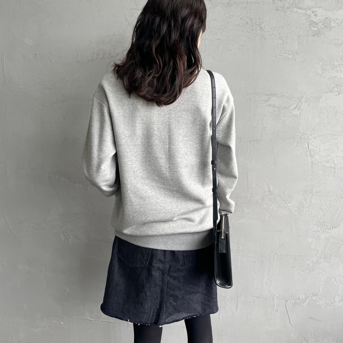 FRED PERRY [フレッドペリー] 別注 ツインティップライン ワンポイントロゴ刺繍クルーネックスウェット [FPM-24A-004-JF] STEEL MARL &&モデル身長：160cm 着用サイズ：S&&