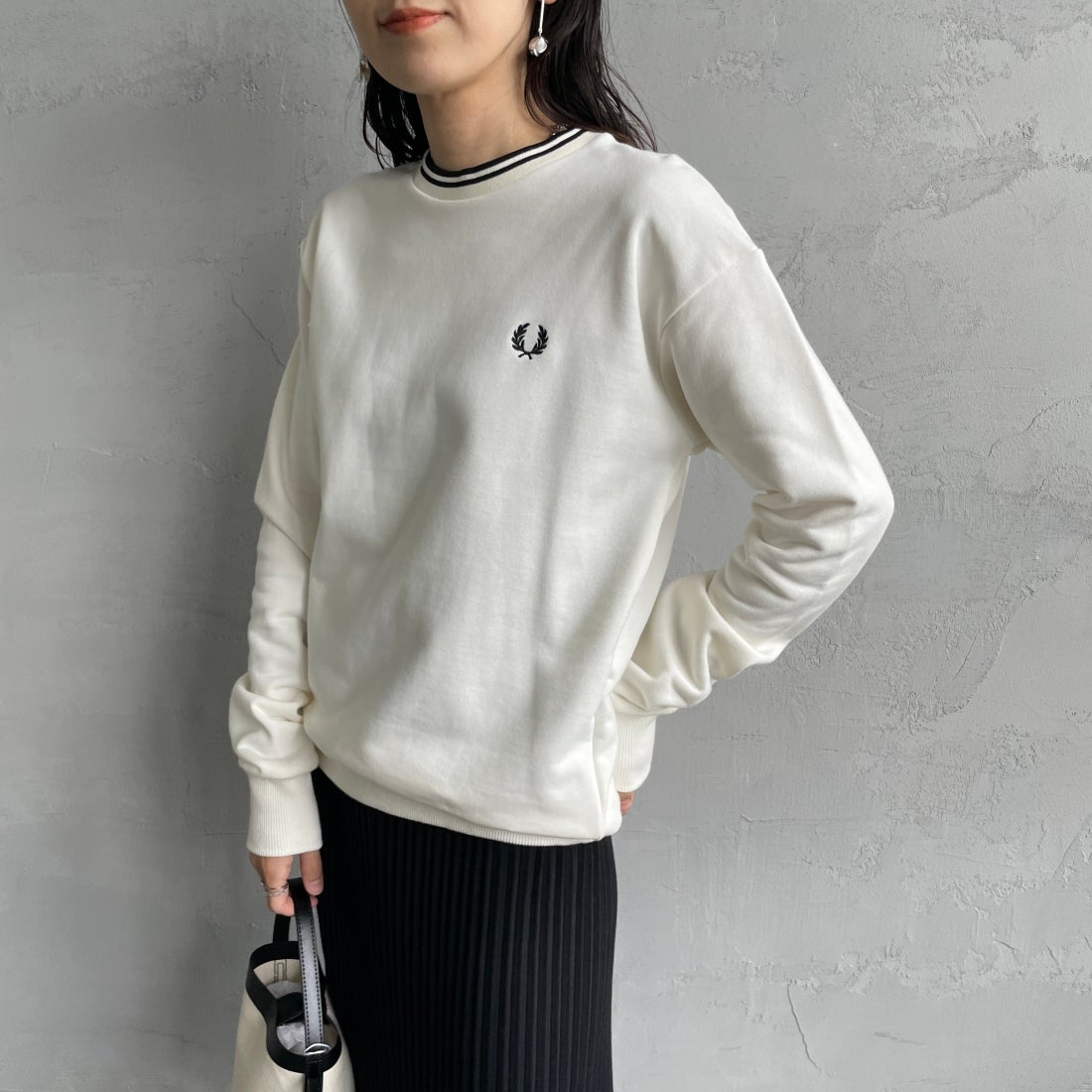 FRED PERRY [フレッドペリー] 別注 ツインティップライン ワンポイントロゴ刺繍クルーネックスウェット [FPM-24A-004-JF] ECRU &&モデル身長：160cm 着用サイズ：S&&