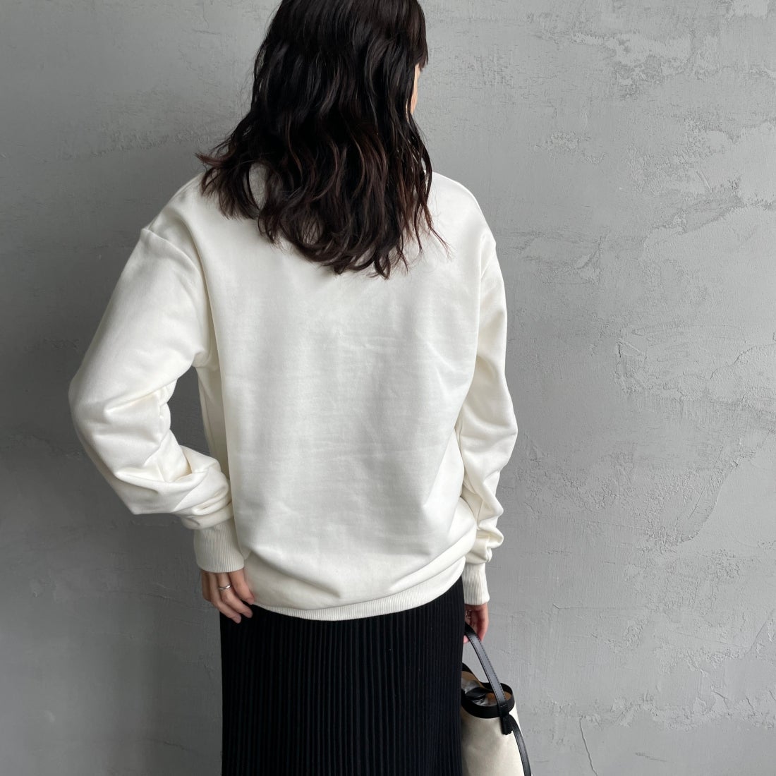 FRED PERRY [フレッドペリー] 別注 ツインティップライン ワンポイントロゴ刺繍クルーネックスウェット [FPM-24A-004-JF] ECRU &&モデル身長：160cm 着用サイズ：S&&