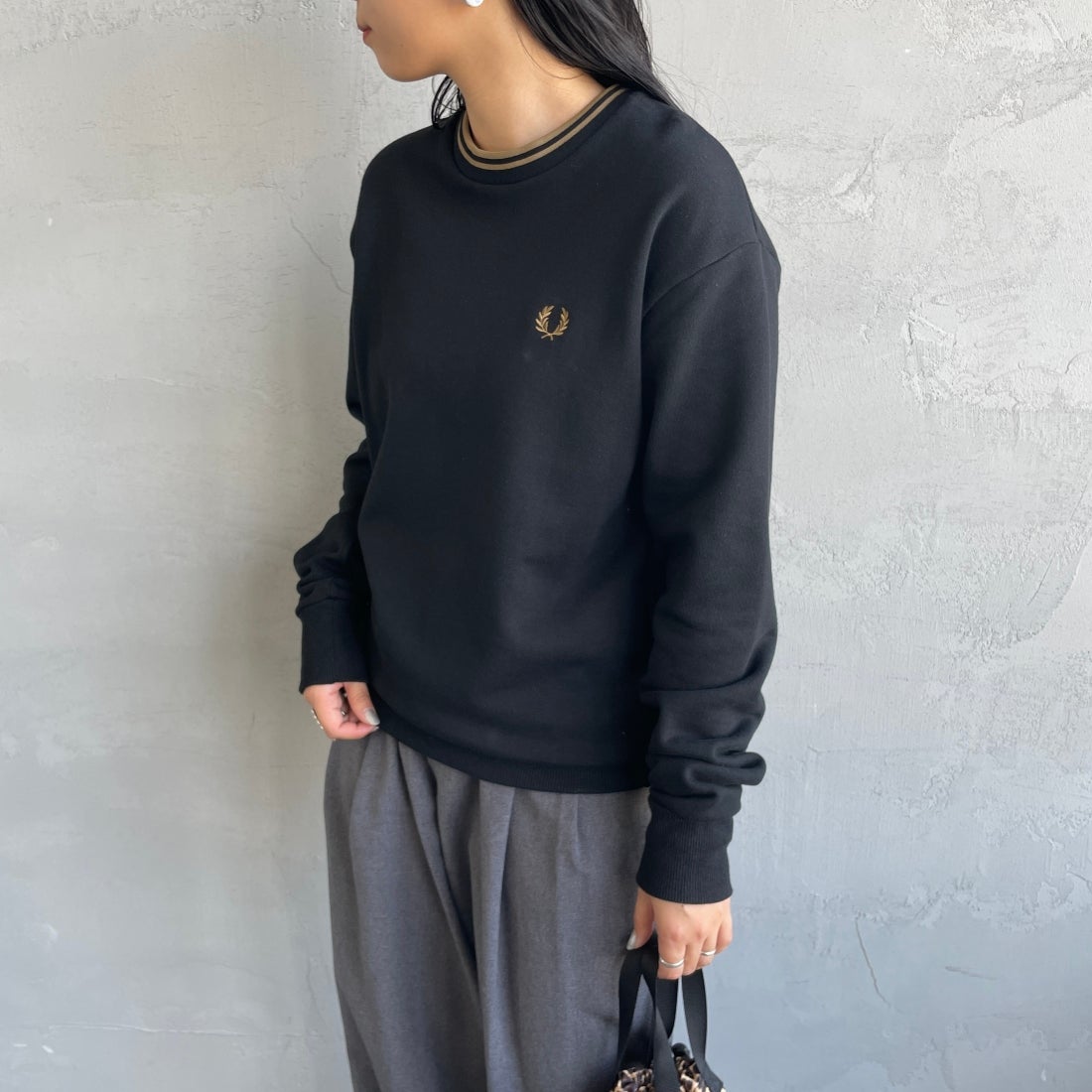 FRED PERRY [フレッドペリー] 別注 ツインティップライン ワンポイントロゴ刺繍クルーネックスウェット [FPM-24A-004-JF] BLACK &&モデル身長：156cm 着用サイズ：S&&
