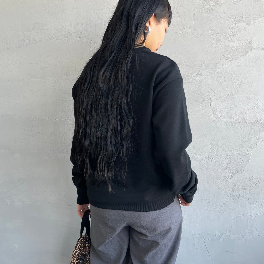 FRED PERRY [フレッドペリー] 別注 ツインティップライン ワンポイントロゴ刺繍クルーネックスウェット [FPM-24A-004-JF] BLACK &&モデル身長：156cm 着用サイズ：S&&