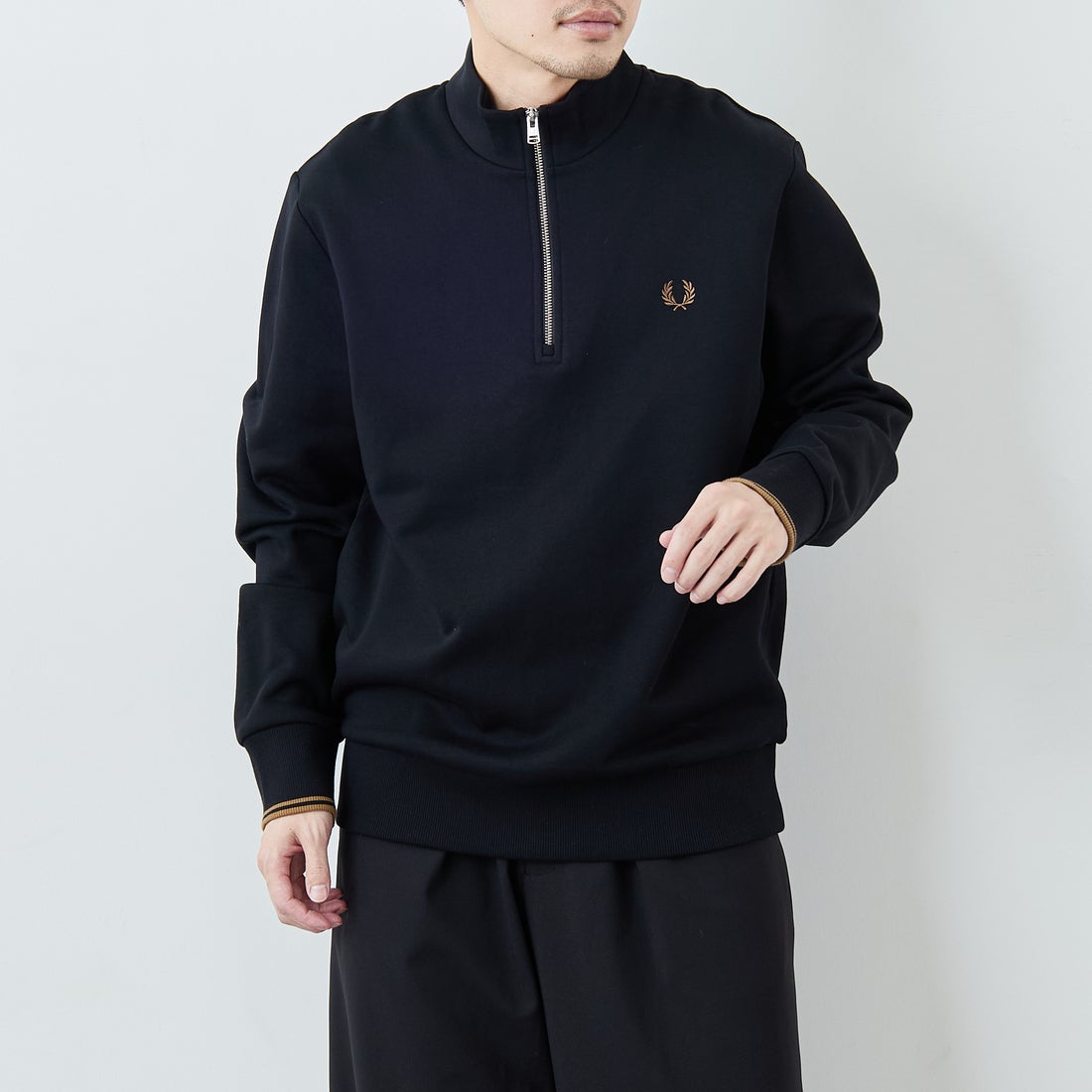 FRED PERRY フレッドペリーワンポイントロゴ刺繍 ハーフジップスウェット FRED PERRY [フレッドペリー] ワンポイントロゴ刺繍 ハーフジップ
