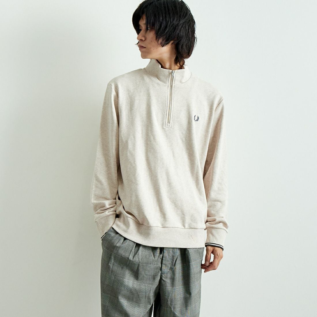 FRED PERRY [フレッドペリー] ワンポイントロゴ刺繍 ハーフジップスウェット [M3574] W50 PORRID &&モデル身長：182cm 着用サイズ：L&&