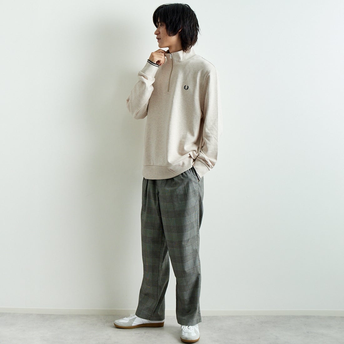 FRED PERRY [フレッドペリー] ワンポイントロゴ刺繍 ハーフジップスウェット [M3574] W50 PORRID &&モデル身長：182cm 着用サイズ：L&&