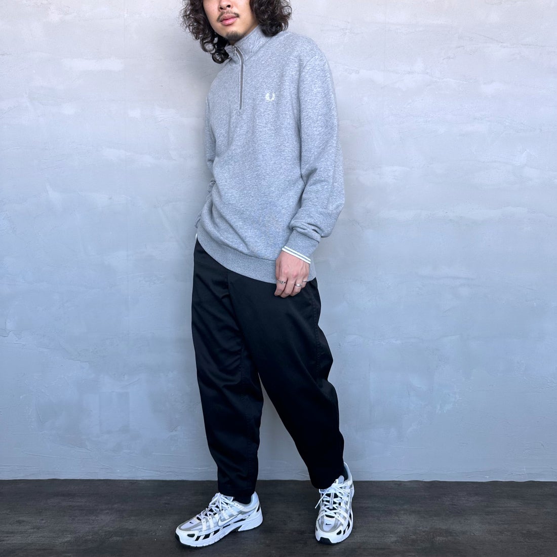 FRED PERRY [フレッドペリー] ワンポイントロゴ刺繍 ハーフジップスウェット [M3574] 420 STEEL &&モデル身長：173cm 着用サイズ：M&&