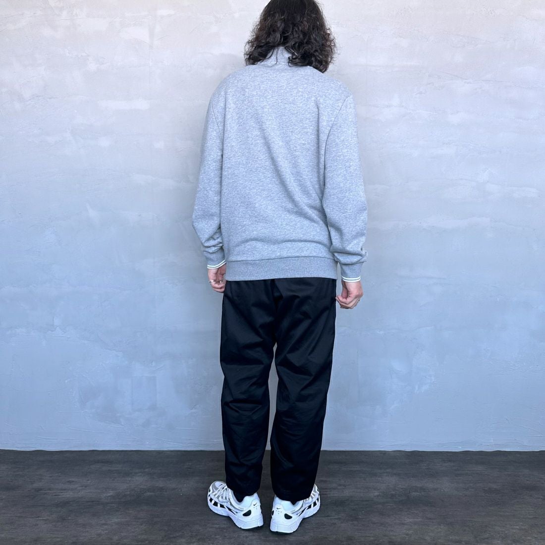 FRED PERRY [フレッドペリー] ワンポイントロゴ刺繍 ハーフジップスウェット [M3574] 420 STEEL &&モデル身長：173cm 着用サイズ：M&&