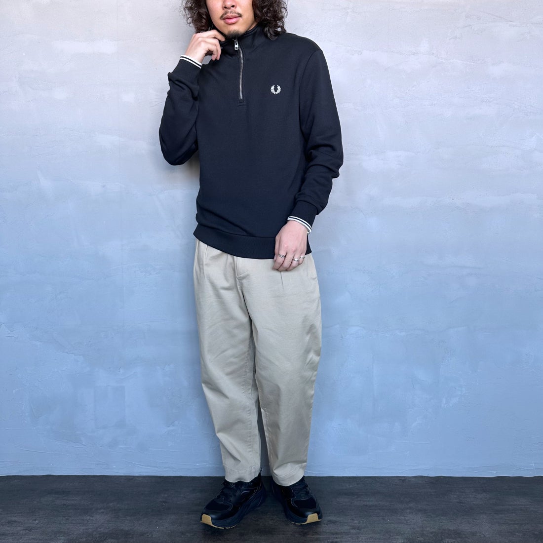 FRED PERRY [フレッドペリー] ワンポイントロゴ刺繍 ハーフジップスウェット [M3574] 102 BLACK &&モデル身長：173cm 着用サイズ：M&&