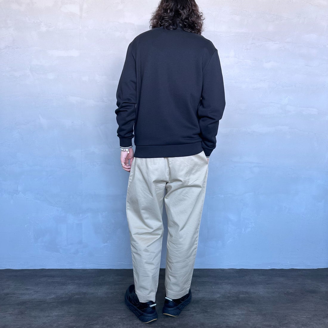 FRED PERRY [フレッドペリー] ワンポイントロゴ刺繍 ハーフジップスウェット [M3574] 102 BLACK &&モデル身長：173cm 着用サイズ：M&&