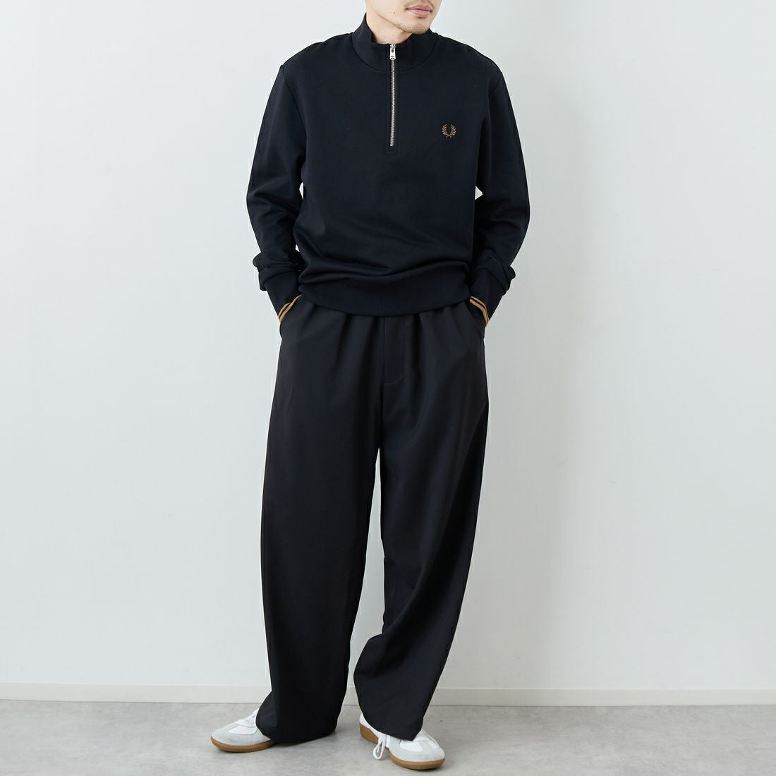 FRED PERRY [フレッドペリー] ワンポイントロゴ刺繍 ハーフジップスウェット [M3574] S77 BLK/SH &&モデル身長：168cm 着用サイズ：L&&