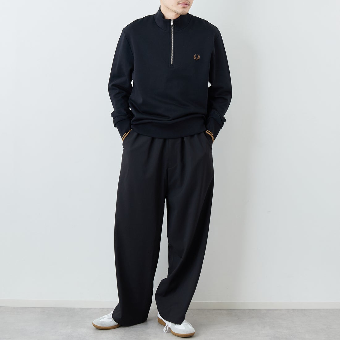 FRED PERRY [フレッドペリー] ワンポイントロゴ刺繍 ハーフジップスウェット [M3574] S77 BLK/SH &&モデル身長：168cm 着用サイズ：L&&