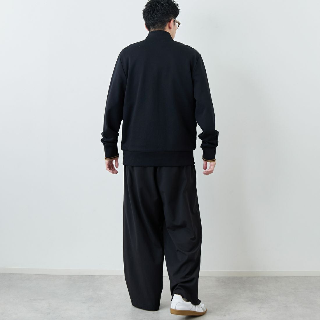 FRED PERRY [フレッドペリー] ワンポイントロゴ刺繍 ハーフジップスウェット [M3574] S77 BLK/SH &&モデル身長：168cm 着用サイズ：L&&