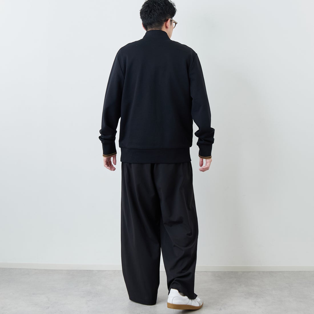 FRED PERRY [フレッドペリー] ワンポイントロゴ刺繍 ハーフジップスウェット [M3574] S77 BLK/SH &&モデル身長：168cm 着用サイズ：L&&