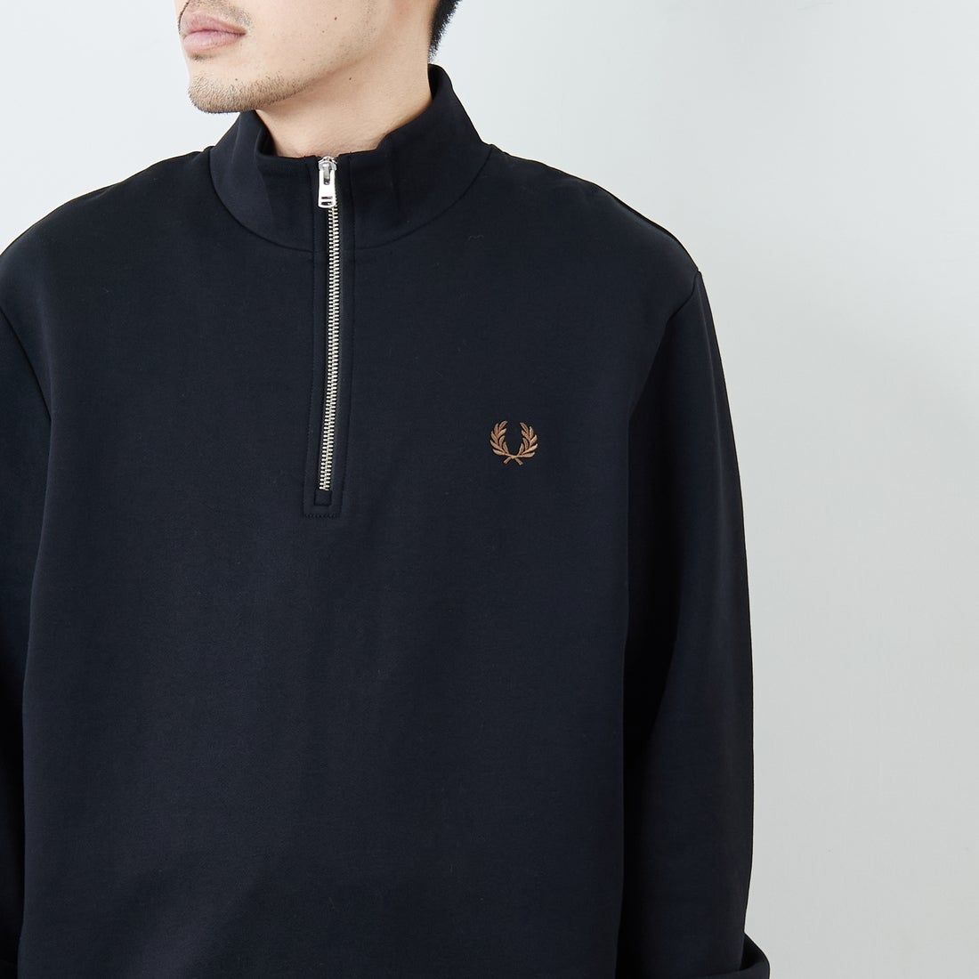 FRED PERRY [フレッドペリー] ワンポイントロゴ刺繍 ハーフジップスウェット [M3574] S77 BLK/SH &&モデル身長：168cm 着用サイズ：L&&