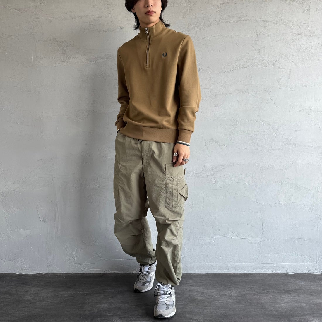 FRED PERRY [フレッドペリー] ワンポイントロゴ刺繍 ハーフジップスウェット [M3574] Z60 SHADED &&モデル身長：179cm 着用サイズ：M&&