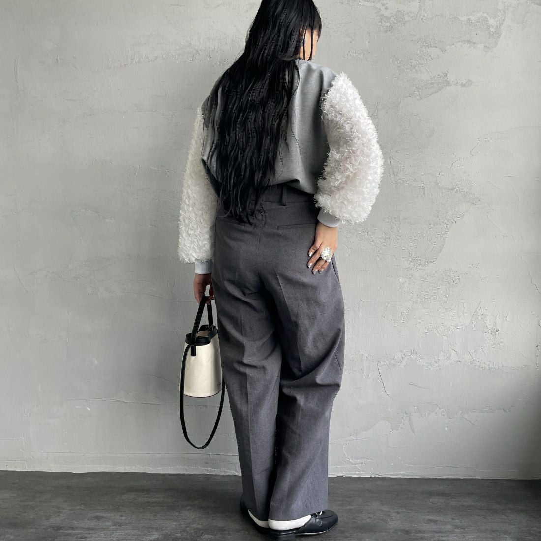 USINE [ユジーヌ] 袖ギャザープルオーバー [2430802] GRAY &&モデル身長：156cm 着用サイズ：F&&