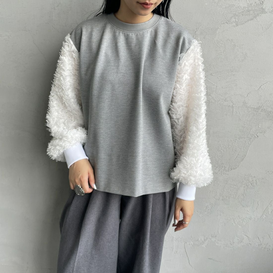 USINE [ユジーヌ] 袖ギャザープルオーバー [2430802] GRAY &&モデル身長：156cm 着用サイズ：F&&