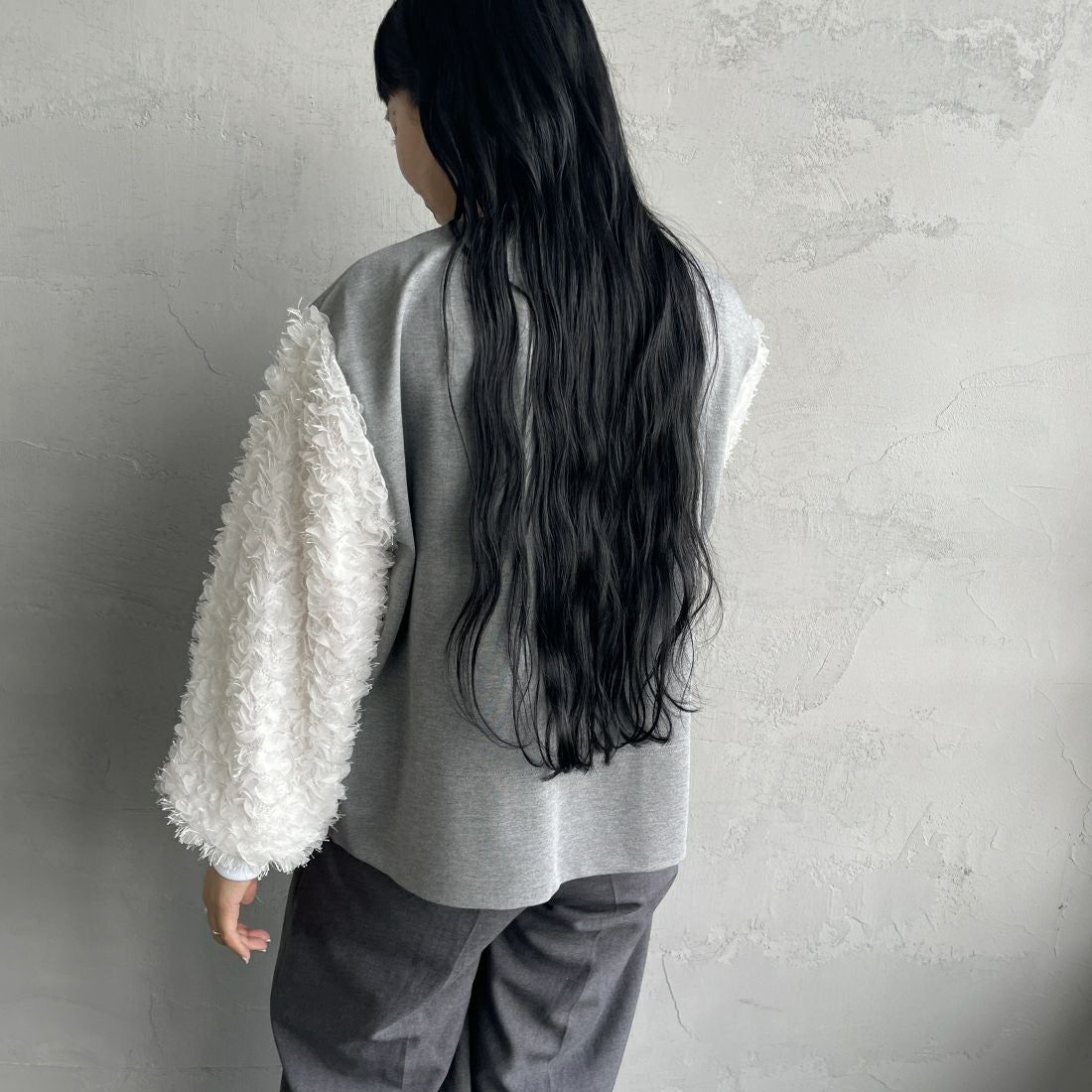 USINE [ユジーヌ] 袖ギャザープルオーバー [2430802] GRAY &&モデル身長：156cm 着用サイズ：F&&