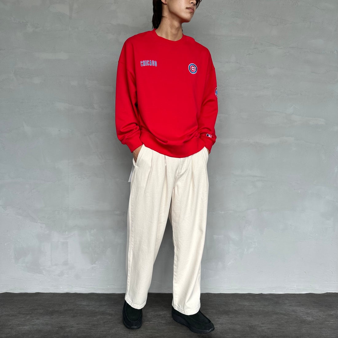 Fanatics [ファナティクス] 別注 MLBロゴ刺繍 クルーネックスウェット [OT0524FW0002-JF] RED CUBS &&モデル身長：179cm 着用サイズ：L&&