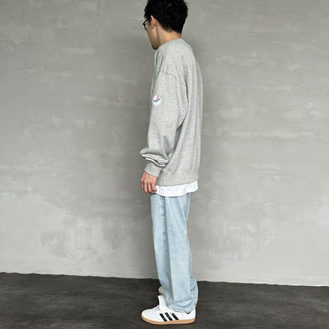 Fanatics [ファナティクス] 別注 MLBロゴ刺繍 クルーネックスウェット [OT0524FW0002-JF] GRY LA &&モデル身長：168cm 着用サイズ：L&&