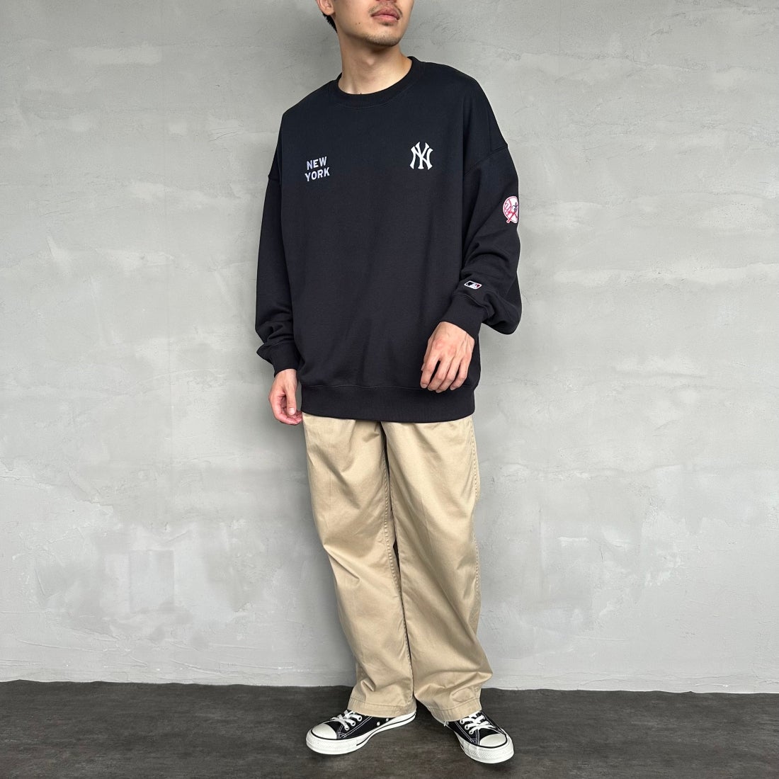 Fanatics [ファナティクス] 別注 MLBロゴ刺繍 クルーネックスウェット [OT0524FW0002-JF] BLK NY &&モデル身長：168cm 着用サイズ：L&&