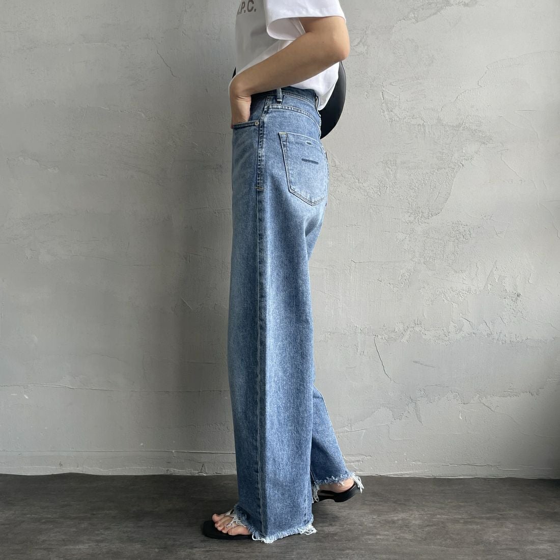 YANUK [ヤヌーク] カーブテーパード LAURA/ローラ [57141314] CUB &&モデル身長：160cm 着用サイズ：22&&