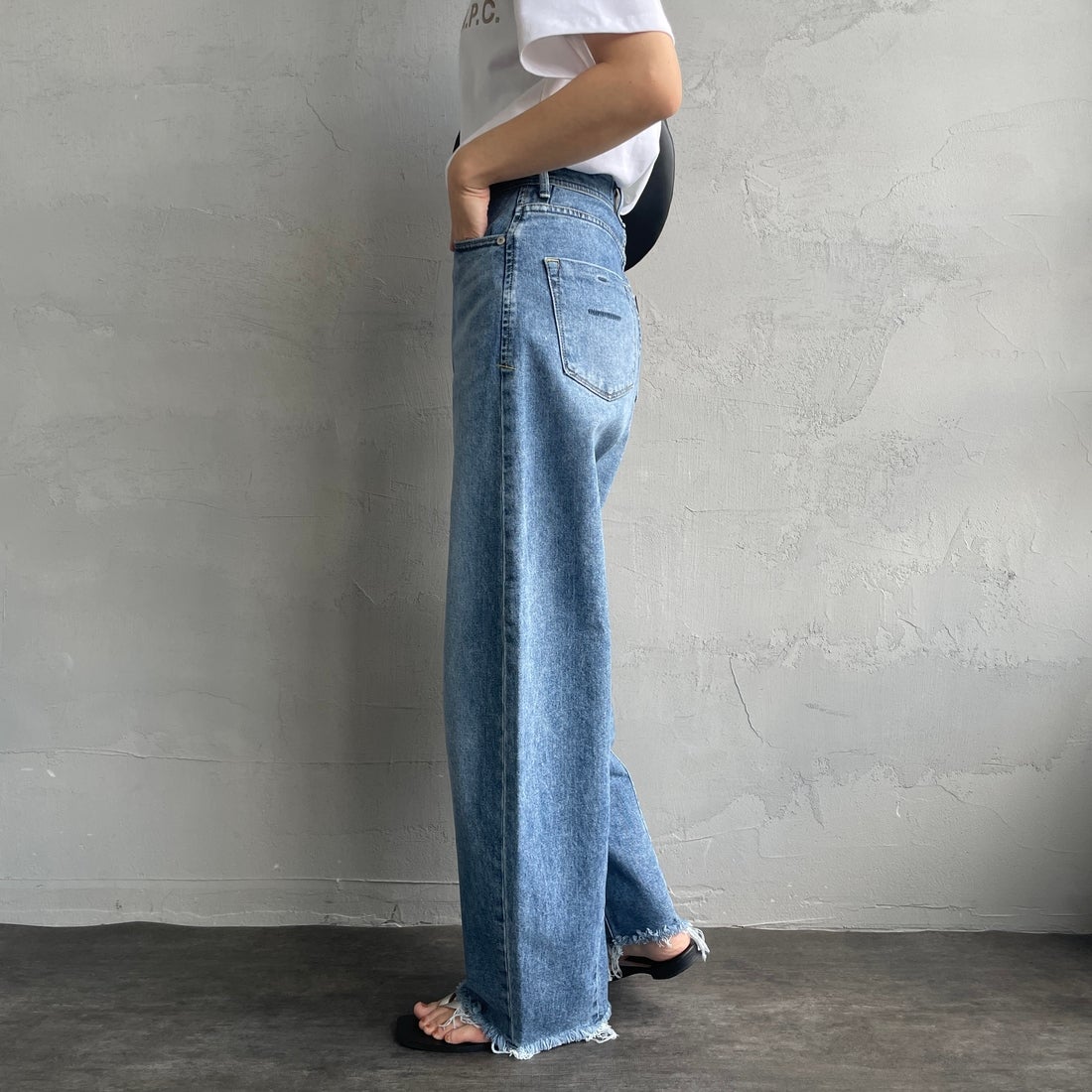 YANUK [ヤヌーク] カーブテーパード LAURA/ローラ [57141314] CUB &&モデル身長：160cm 着用サイズ：22&&