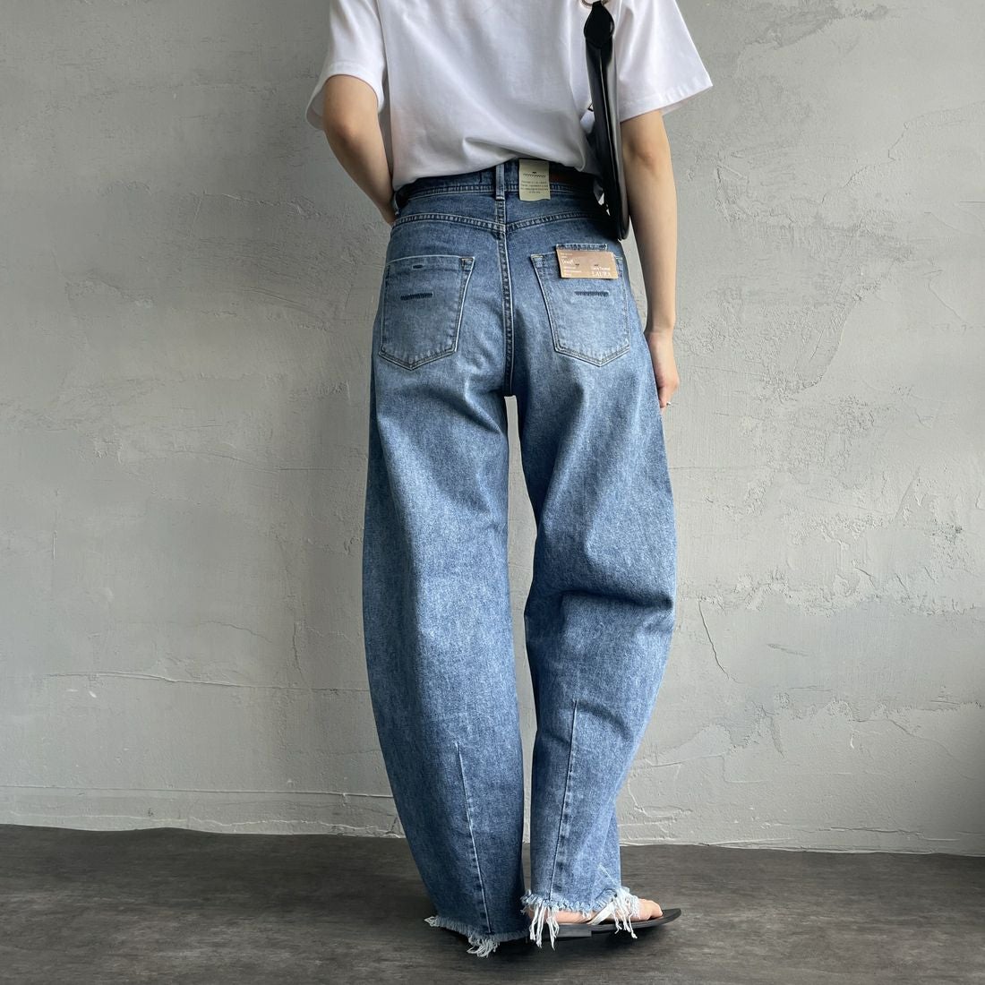 YANUK [ヤヌーク] カーブテーパード LAURA/ローラ [57141314] CUB &&モデル身長：160cm 着用サイズ：22&&