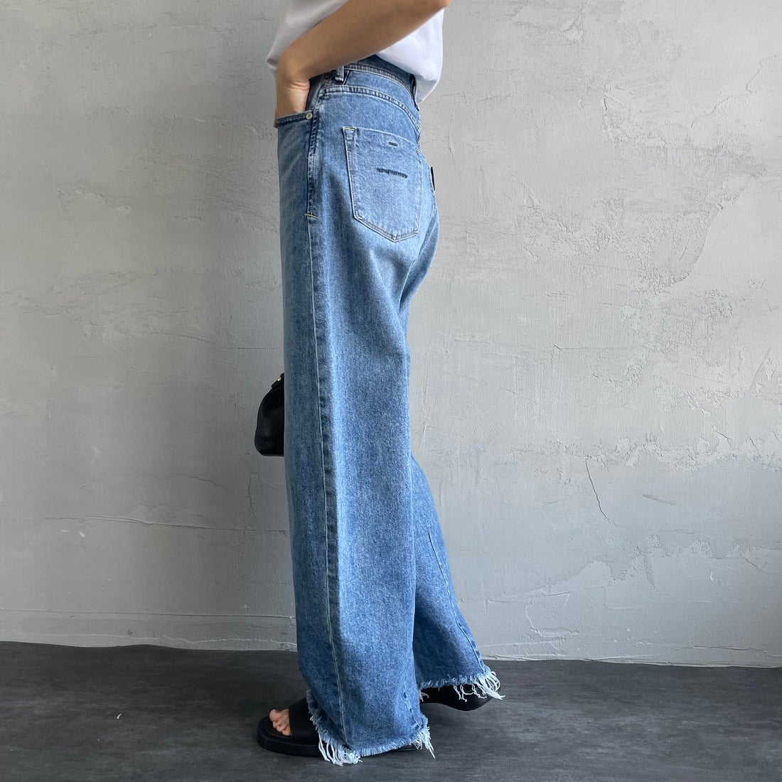 YANUK [ヤヌーク] カーブテーパード LAURA/ローラ [57141314] CUB &&モデル身長：160cm 着用サイズ：24&&