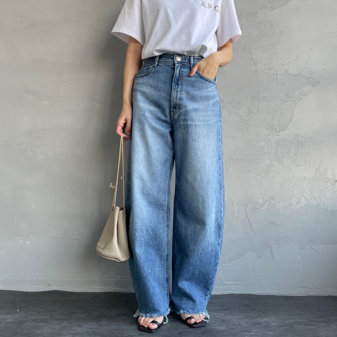 YANUK [ヤヌーク] カーブテーパード LAURA/ローラ [57141314] CUB &&モデル身長：160cm 着用サイズ：25&&