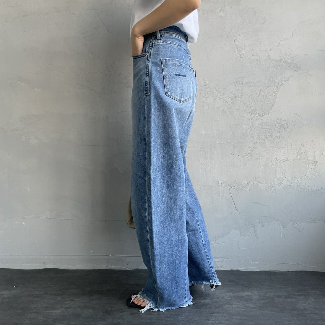 YANUK [ヤヌーク] カーブテーパード LAURA/ローラ [57141314] CUB &&モデル身長：160cm 着用サイズ：25&&