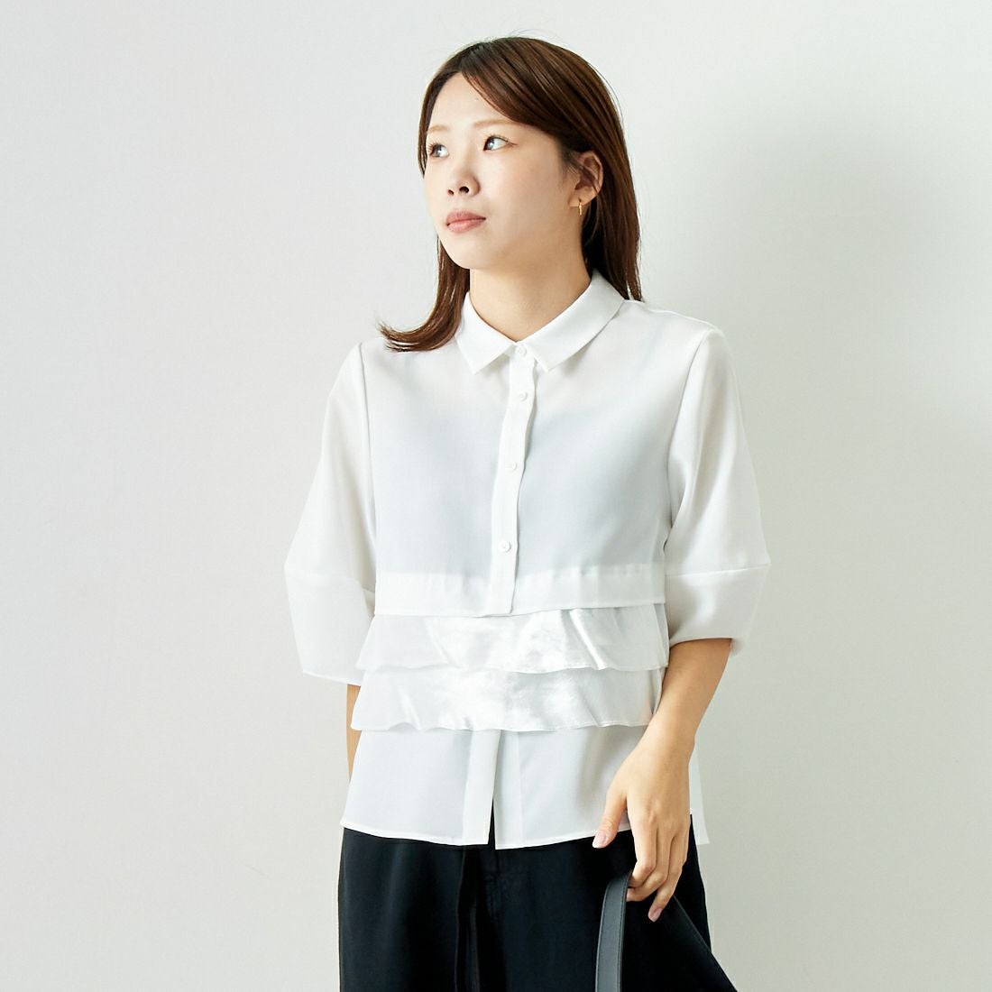 Jeans Factory Clothes [ジーンズファクトリークローズ] グロッシーペプラムシャツブラウス [7643383] OFF WHITE &&モデル身長：167cm 着用サイズ：F&&