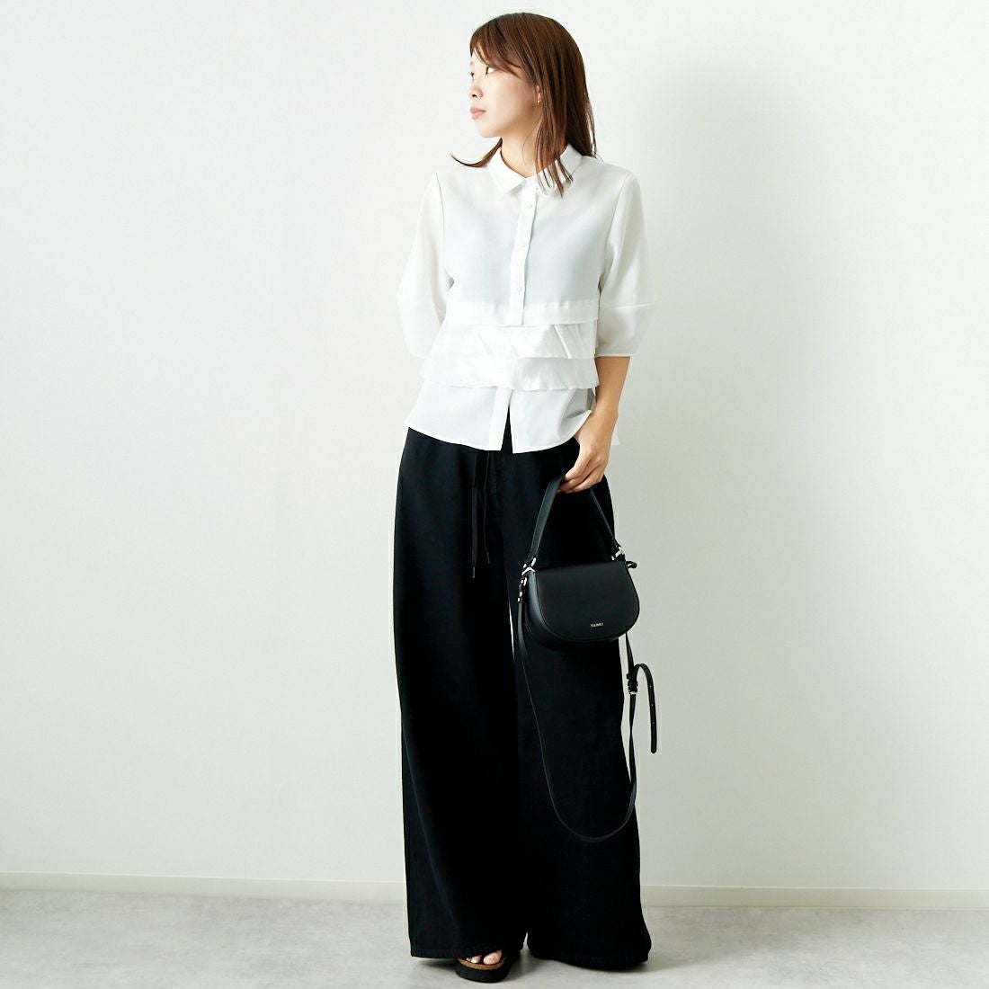 Jeans Factory Clothes [ジーンズファクトリークローズ] グロッシーペプラムシャツブラウス [7643383] OFF WHITE &&モデル身長：167cm 着用サイズ：F&&
