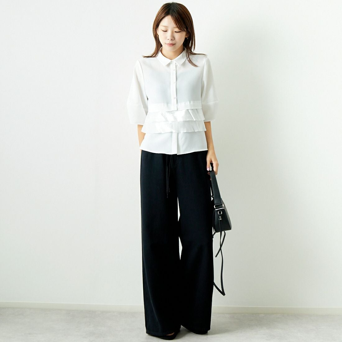 Jeans Factory Clothes [ジーンズファクトリークローズ] グロッシーペプラムシャツブラウス [7643383] OFF WHITE &&モデル身長：167cm 着用サイズ：F&&