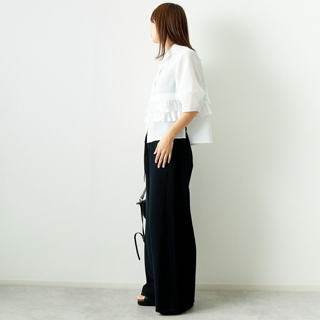 Jeans Factory Clothes [ジーンズファクトリークローズ] グロッシーペプラムシャツブラウス [7643383] OFF WHITE &&モデル身長：167cm 着用サイズ：F&&