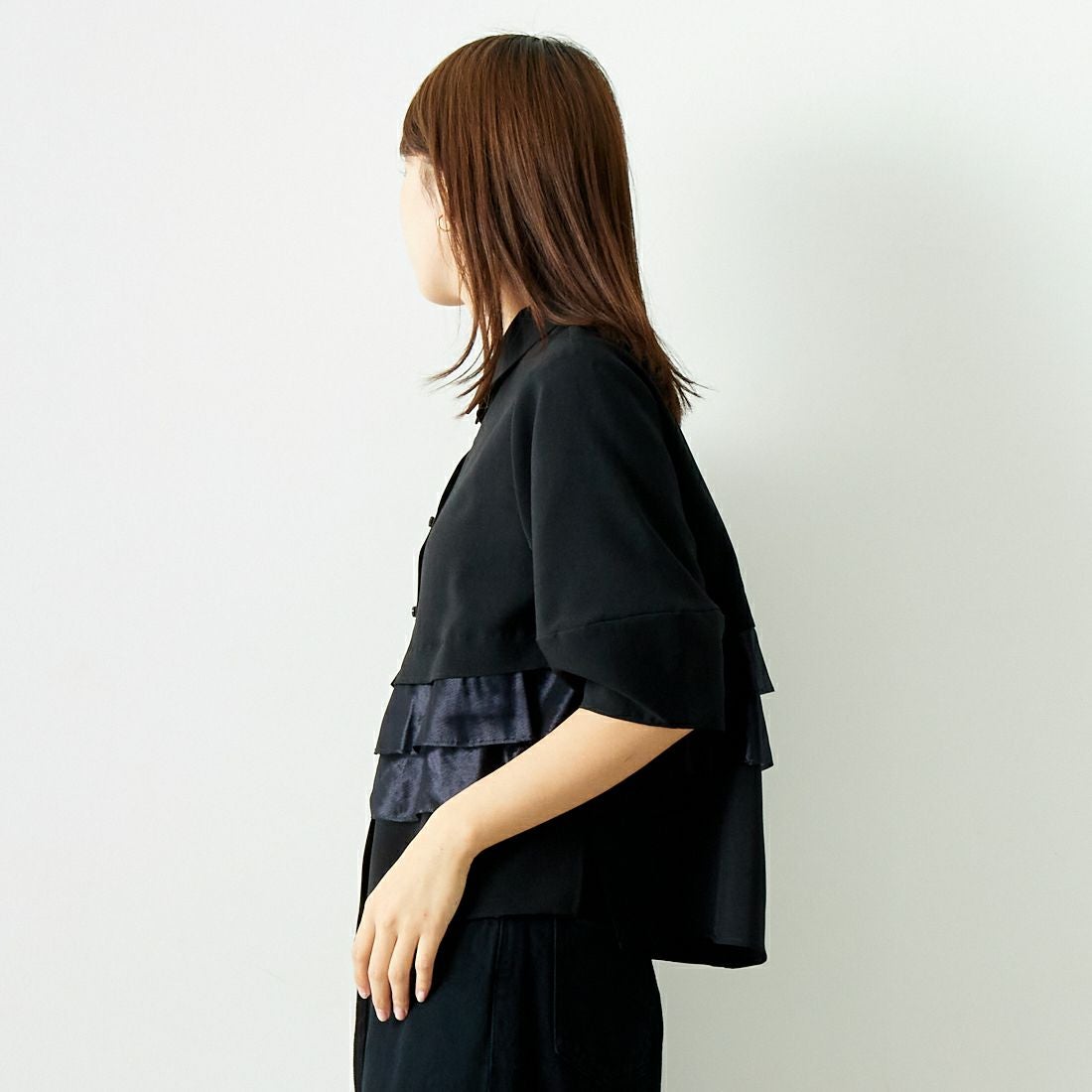 Jeans Factory Clothes [ジーンズファクトリークローズ] グロッシーペプラムシャツブラウス [7643383] BLACK &&モデル身長：167cm 着用サイズ：F&&