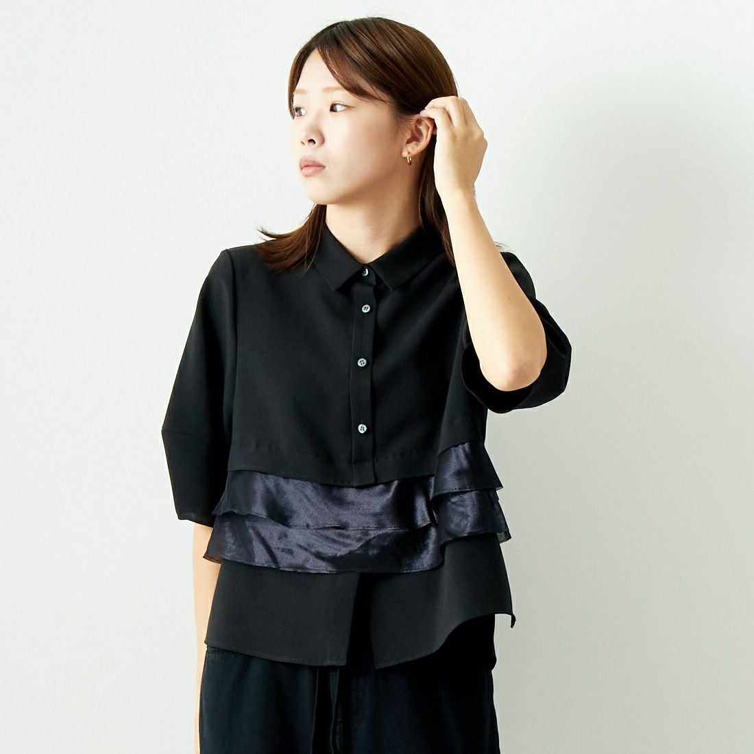 Jeans Factory Clothes [ジーンズファクトリークローズ] グロッシーペプラムシャツブラウス [7643383] BLACK &&モデル身長：167cm 着用サイズ：F&&